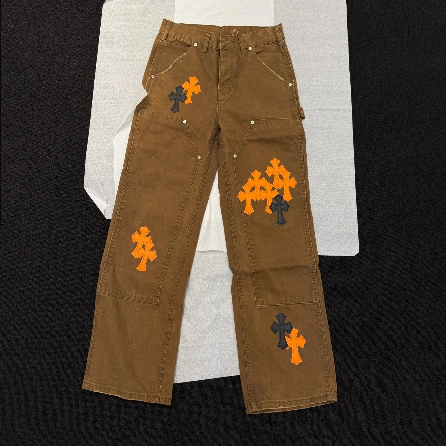 P310 Style number: D375 Chrome Hearts brown logging orange peel overalls. Heavy canvas material, double-layer fabric at the knees, multi-pocket design. Color #logging brown orange peel. Size #28-36 (s m l Waist 85 Hips 110 Length 106 Opening 21.5